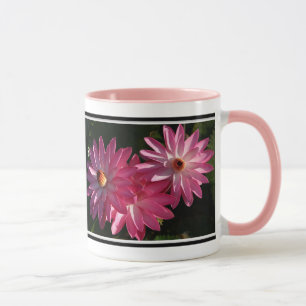 Caneca de café cor-de-rosa dos lírios de água