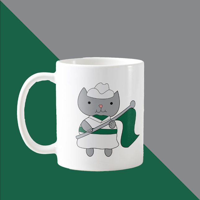 Caneca De Café Cor Guarda Verde e Branco (A mug featuring a gray cat wearing a green and white color guard uniform.)