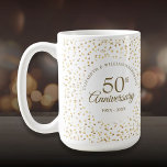 Caneca De Café Corações do Ouro do 50º Aniversário do Casamento<br><div class="desc">Com delicados corações de ouro. Personalize com suas informações especiais de cinquenta anos de ouro em letras de ouro cômico. Projetado por Thisnotme©</div>