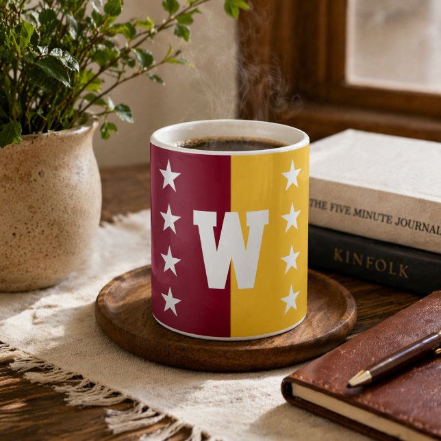 Caneca De Café Cores da Faculdade Marrom e Monograma Dourado (Criador carregado)