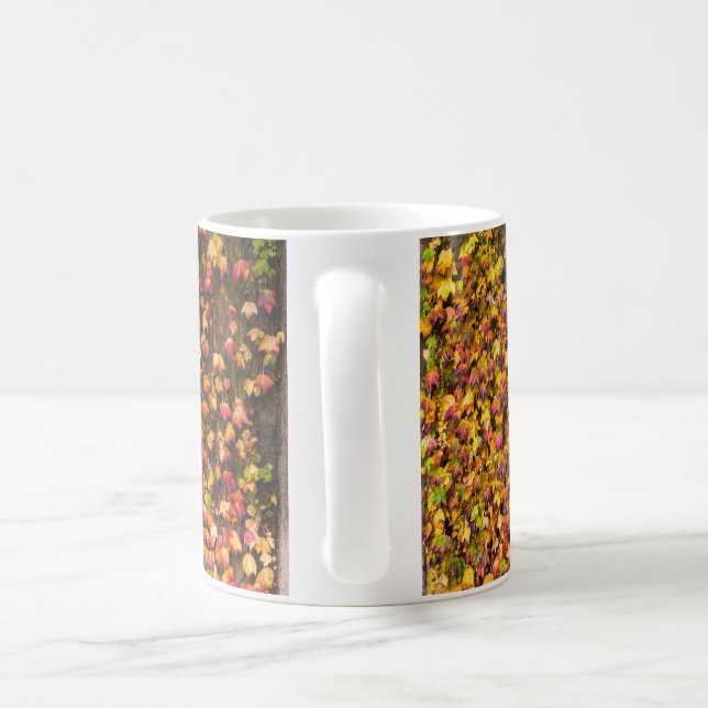Caneca De Café Cores de outono dourado na parede de hera (Alça)