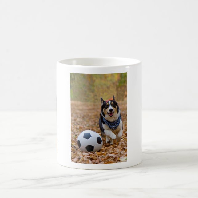 Caneca De Café Corgi que joga o futebol (Centro)