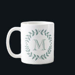 Caneca De Café Coroa Botânica em Verde Sage Poeirento Monograma E<br><div class="desc">Adicione um toque personalizado e elegante a qualquer bebida com esta xícara de café verde menta e branca. O design apresenta folhas modernas de coroa de louro e tipografia estilosa inicial. O monograma no centro é simples de personalizar e pode ser diferente na frente e no verso. É uma ideia...</div>