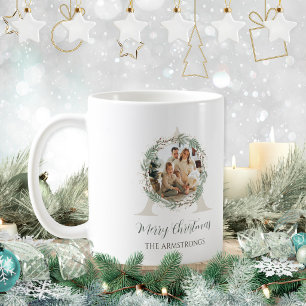 Caneca De Café Coroa de Monograma de Natal em Verde Salvia 2 Foto