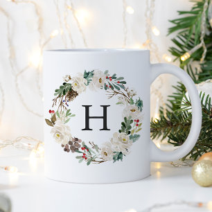 Caneca De Café Coroa Floral de Inverno Elegante Monograma Feriado