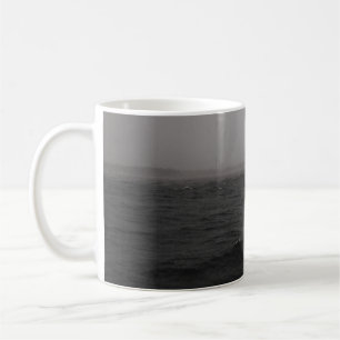 CANECA DE CAFÉ CORPO DE ÁGUA COM CHUVA PESADA