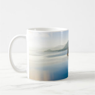 CANECA DE CAFÉ CORPO DE ÁGUA PERTO DA FLORESTA