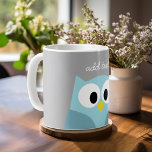 Caneca De Café Coruja de Cartoon Bonita - Nome Personalizado Azul<br><div class="desc">Uma coruja moderna e simples com cores modernas. Você pode adicionar um nome,  um monograma ou outro texto personalizado. Se precisar mover a arte,  clique no botão personalizar para fazer alterações.</div>