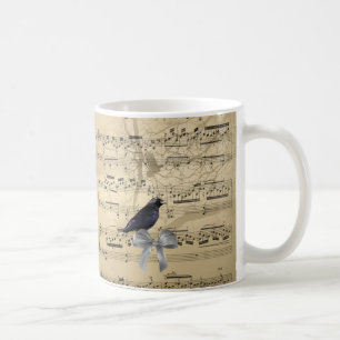 Caneca De Café Corvo numa folha de música