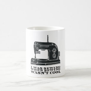 Caneca De Café Costurando - Eu estava costurando quando a costura