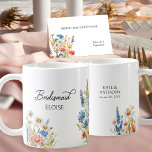 Caneca De Café Country Wildflower Bridesmaid Wedding Gift<br><div class="desc">A caneca de presentes de flores silvestres do campo para as suas dançarinas, com buquês coloridos de flores silvestres em tons de rosa, amarelo, azul e branco. Flores russas, elegantes estilos e uma paleta colorida multi-temporais combinam-se, extraindo encanto sem esforço. A tapeçaria de cores neste bonito design floral complementará as...</div>