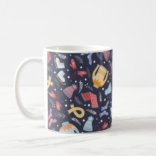 Caneca De Café Cozinha de inverno num fundo azul. Knted c (Esquerda)