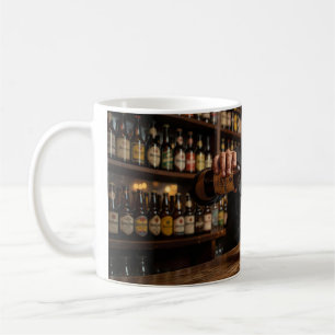 Caneca de Café Cozy Tavern Pour in Amber Light