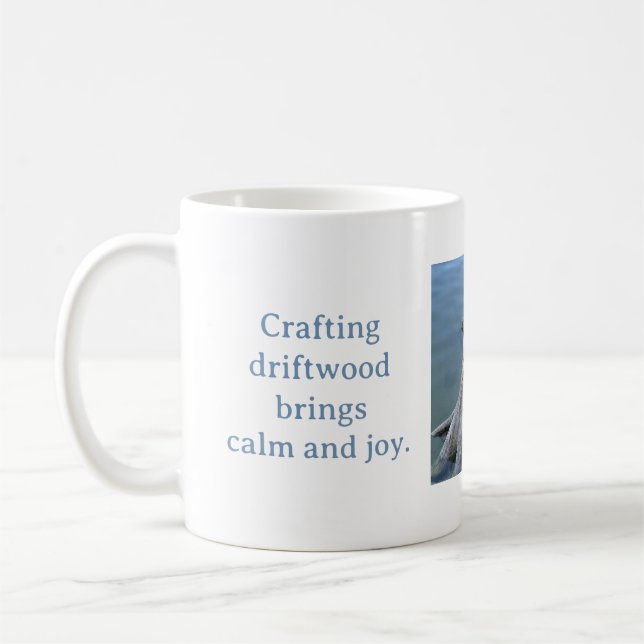 CANECA DE CAFÉ CRAFTING DRIFTWOOD BRINGS CALM AND JOY MUG (Esquerda)