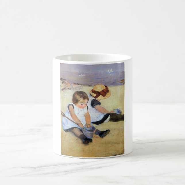 Caneca De Café Crianças Jovens Jogando na Praia (Mary Cassatt) (Centro)
