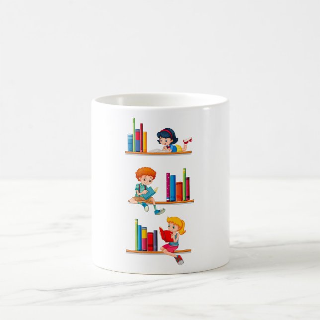 Caneca De Café Crianças Lendo Livros na Prateleira (Criador carregado)