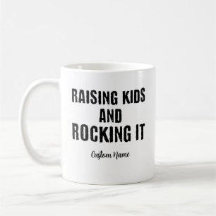 Caneca De Café Criando Filhos E Mandando Bem Nome Personalizado