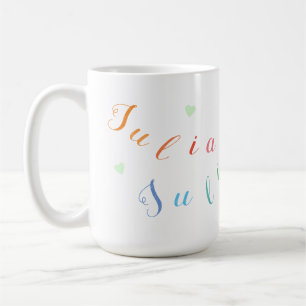 Caneca De Café criar letras conhecidas coloridas com corações