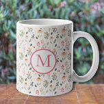 Caneca De Café Crie o seu próprio Monograma Floral Personalizado<br><div class="desc">Crie sua caneca de café personalizada com este padrão de flores de jardim e sua inicial em qualquer cor. Você pode criar canecas de café e chá,  canecas de café,  copos de café expresso,  óculos,  canecas de cerveja e muito mais. Opções de cor disponíveis. Tamanhos diferentes disponíveis.</div>
