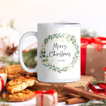 Caneca De Café Curto e Script Modernos | Feliz Natal<br><div class="desc">Esta simples e na moda,  caneca,  apresenta uma fabulosa camada aquática com folhas verdes e falsas de ouro e groselhas vermelhas,  e uma tipografia moderna preta que diz "Feliz Natal" num fundo branco.</div>