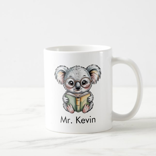 Caneca De Café Custom Cute Baby Koala Reading a Book (Direita)