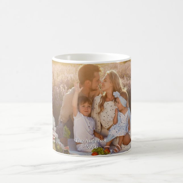 Caneca De Café Custom Family Photo – Personalized Last Name  (Centro)