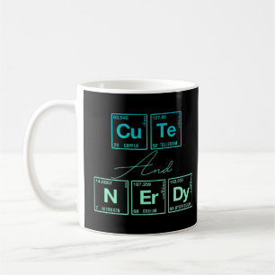 Caneca De Café Cuta E Nerdy Escritas Em Elementos Do Periódico