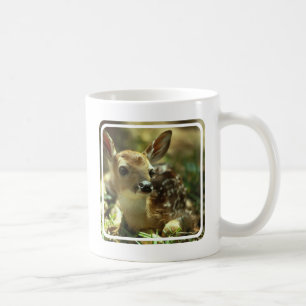 Caneca de café da jovem corça