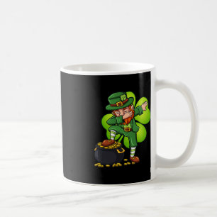 Caneca De Café Dabbing Leprechaun with Clover Dia de São Patrício