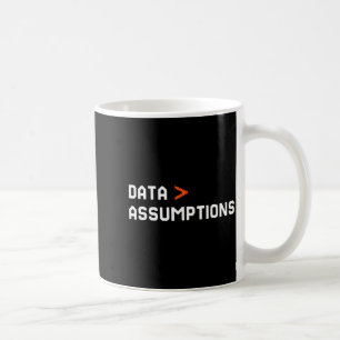 Caneca De Café Dados sobre suposições analista de tecnologia engr