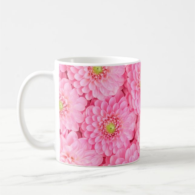 Caneca De Café Dahlia rosa floresce fundo. Vista superior.  (Esquerda)