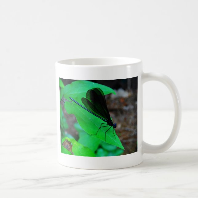 Caneca De Café Damselfly azul em uma folha verde. (Direita)