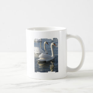 Caneca de café das reflexões da cisne