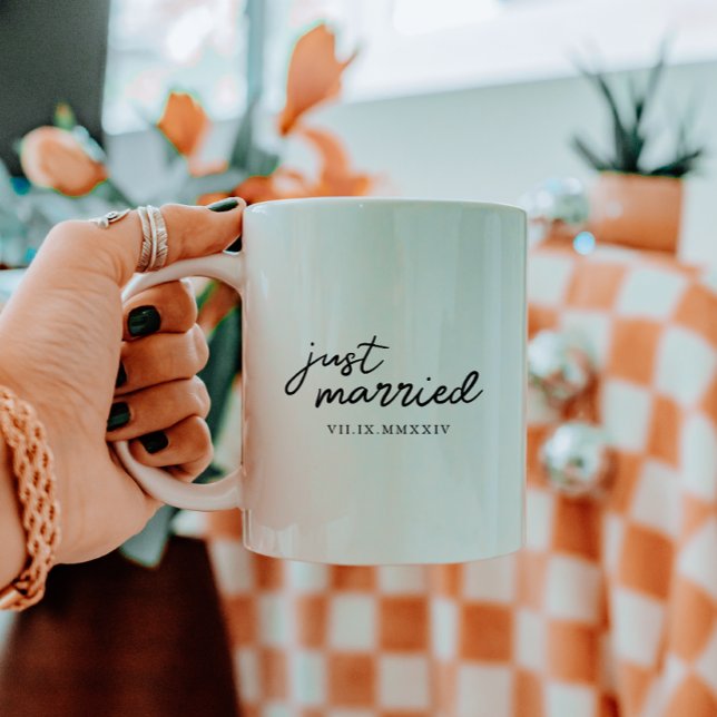 Caneca De Café Data de Numeral Romano de Letra "Recém-Casados" Mí (Criador carregado)