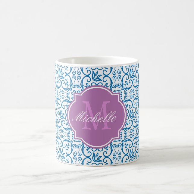 Caneca De Café Dazzzling Blue Damask Monograma Mug (Centro)
