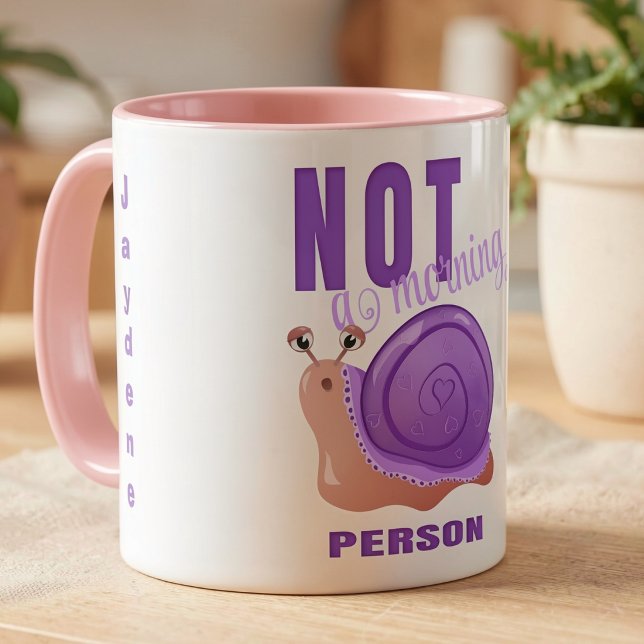 Caneca de café de lesma sonolenta engraçada com co (Snail pace mornings? This mug gets it. Original hand drawn art. Customize it with your own name.)