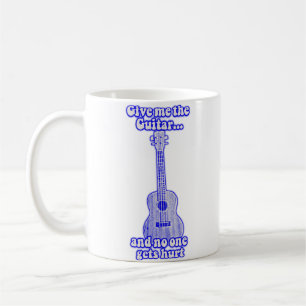 Caneca De Café Dê-me o violão e ninguém se machuca.