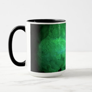 Caneca de café de uma amostra de rocha, a geoda de