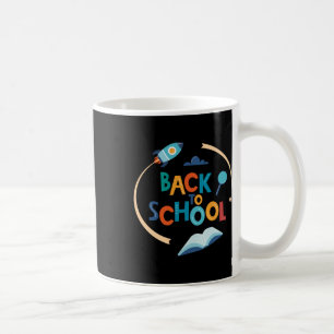 Caneca De Café De Volta À Faculdade Um Vestido De Linha