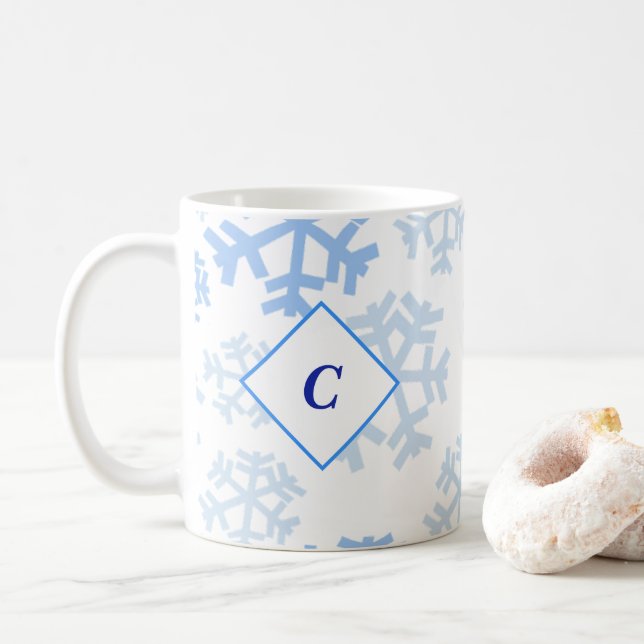 Caneca De Café Deixe-o nevar, monograma azul (Com Donut)