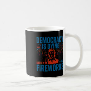 Caneca De Café Democracia Está Morrendo Mas Ei Belo Fogos 4º De J
