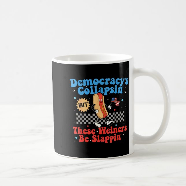 Caneca De Café Democracy Is Collapsing But These Wieners Be Slapn (Direita)