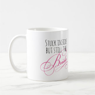 Caneca De Café Dentro, Mas Ainda A Noiva De Casamento Novo