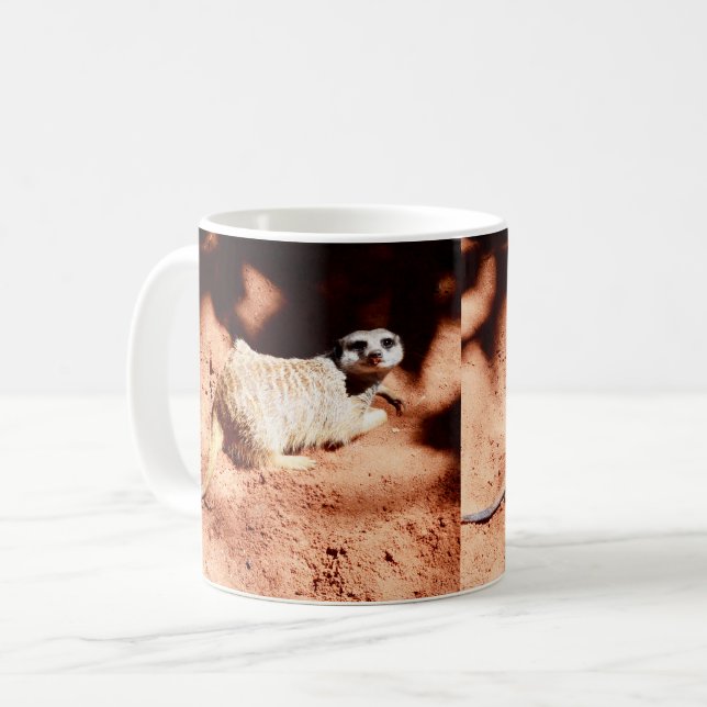 Caneca De Café Descobertas empoeiradas: Meerkat com saia no seu n (Frente Esquerda)