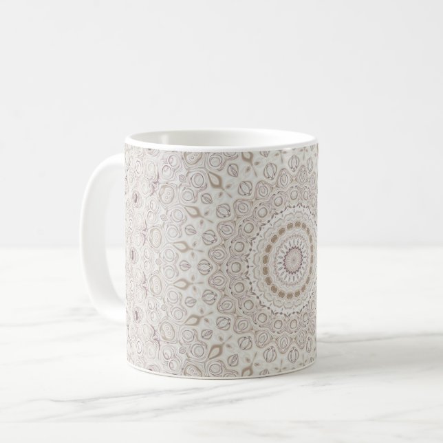 Caneca De Café Desenho de Padrão Mandala Bege e Taupe (Frente Esquerda)