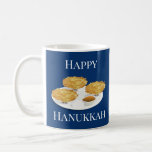 Caneca De Café Desenhos animados de sorriso Hanukkah feliz dos<br><div class="desc">Uma caneca feliz de Hanukkah que mostre os latkes de sorriso que estão em uma placa com molho e creme de leite de maçã. As palavras e a ilustração são visíveis em ambos os lados da caneca.</div>