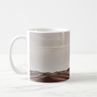 CANECA DE CAFÉ DESERTO MARCADO SOB NUVENS BRANCAS