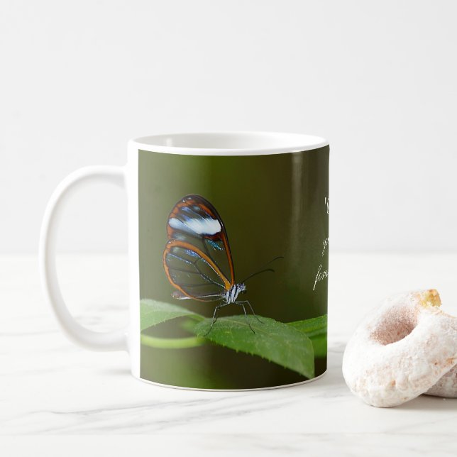 Caneca De Café "Design da borboleta de Glasswing de um dia claro" (Com Donut)