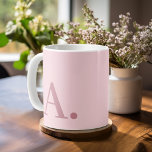 Caneca De Café Design mínimo com Rosa de Monograma Moderno Enorme<br><div class="desc">Cor rosa neutra e rosa com uma fonte serif moderna para o seu monograma ou outro texto. A cor e o texto do plano de fundo podem ser alterados se você clicar na área de cores avançada. Se a sua arte ainda precisar ser ajustada, clique no botão Personalizar este. Isso...</div>