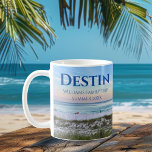 Caneca De Café Destin Florida Custom Beach Vacante Keepsasaoket<br><div class="desc">Esta caneca de praia pitoresca de Destin Florida mostra o lindo pôr do sol rosa e laranja tocando suavemente as ondas do oceano acima da areia e do mar. Lindo lembrança de guarda costeira com data de viagem personalizada e sobrenome familiar para seu lugar de férias favorito.</div>